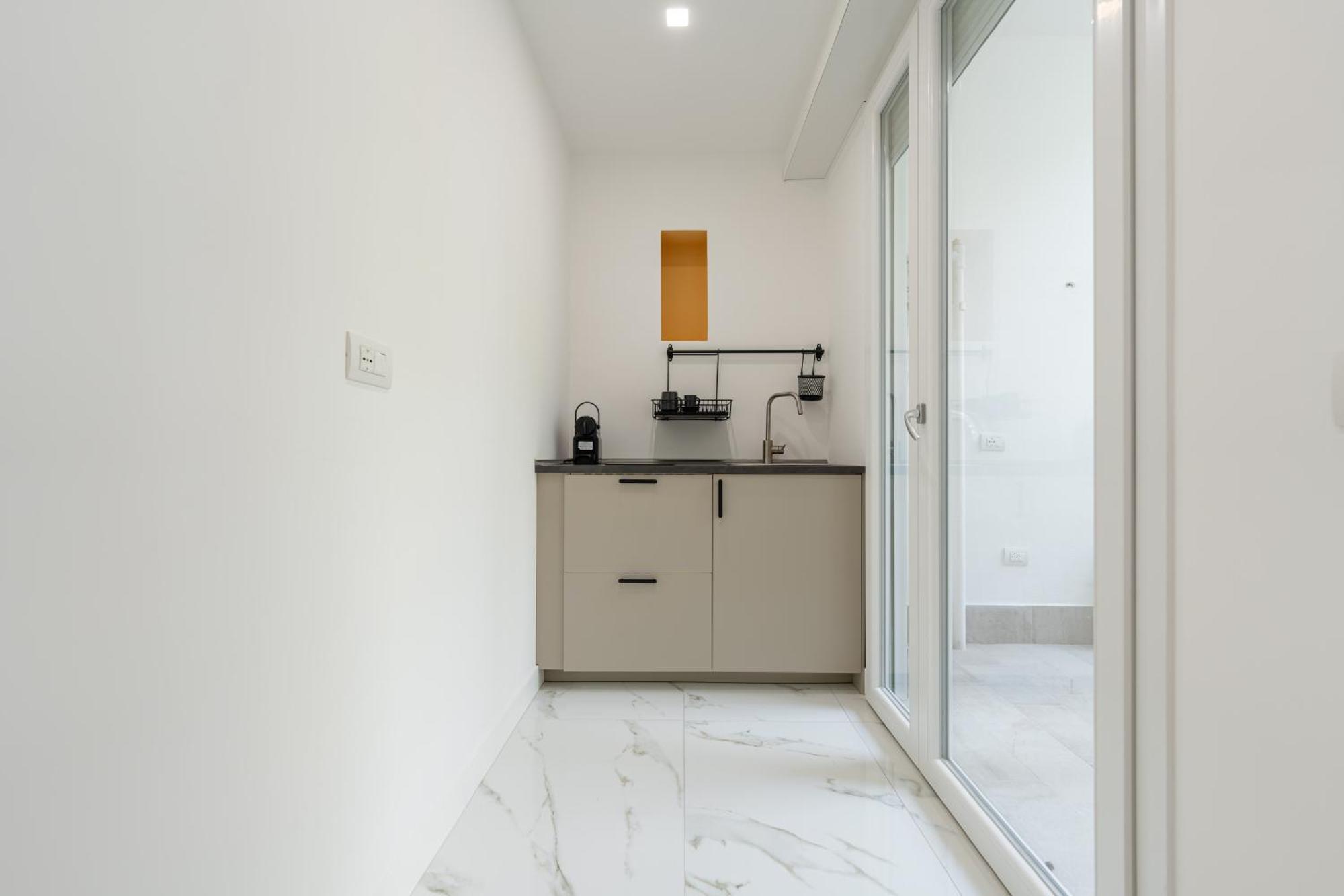 Habitación con cama extragrande y balcón